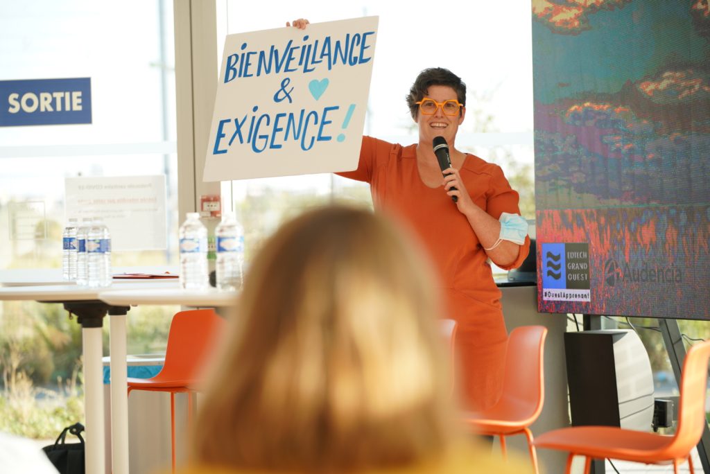 Suzon Beaussant conférencière serious game ludopédagogie - intervention grand groupe